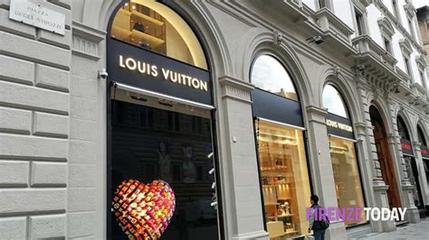 Rapina milionaria in un negozio Louis Vuitton: il video del furto 